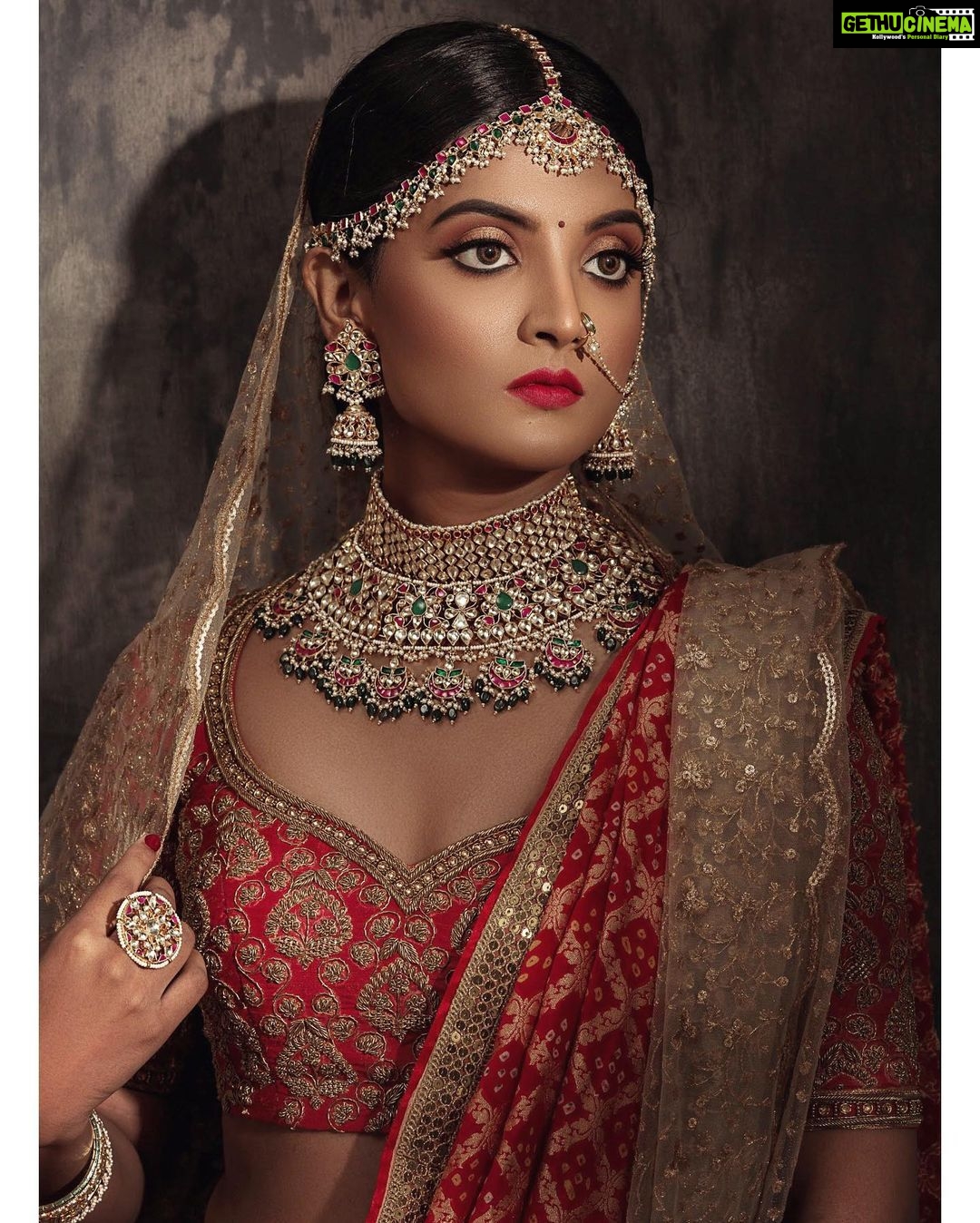 Nivedhithaa Sathish Instagram - ♥️ @aaranyarentaljewellery @studio149 @parvathamsuhasphotography @anushyaa_mua @hairytalebykomal #indianjewllery #redlehenga #bridalmakeup #bridaljewelry #northindianwedding #northindianjewellery #bride #necklace #earrings #bangles #tradionaljewellery #bollywood #nivedhithaasathish #wedding #weddinginspiration #lehenga