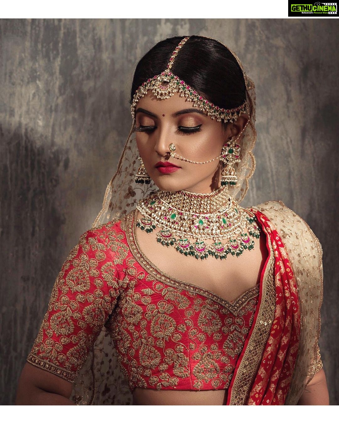 Nivedhithaa Sathish Instagram - ♥️ @aaranyarentaljewellery @studio149 @parvathamsuhasphotography @anushyaa_mua @hairytalebykomal #indianjewllery #redlehenga #bridalmakeup #bridaljewelry #northindianwedding #northindianjewellery #bride #necklace #earrings #bangles #tradionaljewellery #bollywood #nivedhithaasathish #wedding #weddinginspiration #lehenga