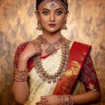 Nivedhithaa Sathish Instagram - Taadaaa! ✨ @aaranyarentaljewellery @parvathamsuhasphotography @sameenasofficial @aaryanair.designstudio @anushyaa_mua @malathi_makeupartist @hairytalebykomal #templejewellery #jewelry #indianwedding #nivedhithaasathish #silverjewelry #wedding #sillukaruppatti #Actorlife #modellife