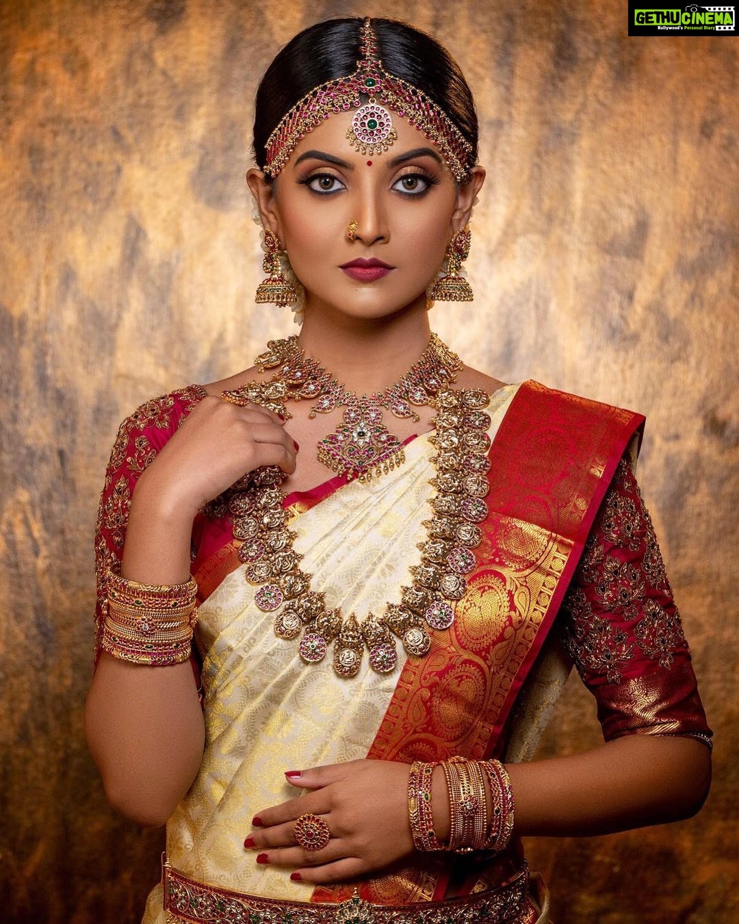Nivedhithaa Sathish Instagram - Taadaaa! ✨ @aaranyarentaljewellery @parvathamsuhasphotography @sameenasofficial @aaryanair.designstudio @anushyaa_mua @malathi_makeupartist @hairytalebykomal #templejewellery #jewelry #indianwedding #nivedhithaasathish #silverjewelry #wedding #sillukaruppatti #Actorlife #modellife