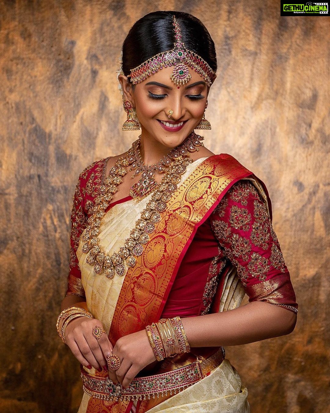 Nivedhithaa Sathish Instagram - Taadaaa! ✨ @aaranyarentaljewellery @parvathamsuhasphotography @sameenasofficial @aaryanair.designstudio @anushyaa_mua @malathi_makeupartist @hairytalebykomal #templejewellery #jewelry #indianwedding #nivedhithaasathish #silverjewelry #wedding #sillukaruppatti #Actorlife #modellife