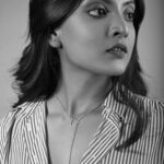 Nivedhithaa Sathish Instagram - Retro 80’s classic in ma head! 📽🕺🏻 Posted @withregram • @aj_ajay_kumar @nivedhithaa_sathish Makeup & Hair: @abhiramisivakumar #actor #fashion #art #film #light #fashionphotography #portfolio #blackandwhite #creative #skin