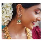 Nivedhithaa Sathish Instagram - காதல் கொஞ்சம் காற்று கொஞ்சம் :)❤️ . . . Jewellery @sukra_jewellery Photography @anitakamaraj Styling @beingroofa Makeup @vishualizemua Hair @sainidhikidambi . . . #JewlleryShoot #templejewellery #NivedhithaaSathish #Sukra #ethnic #Redblouse #Lehenga #MylaporeWall #MylaporeTemple #aesthetics #Maroonlove #indianstyle #Actorslife #photography #indianActor #sillukarupatti