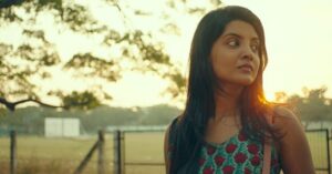 Nivedhithaa Sathish Instagram - Aren’t we all just little animals falling in love and having breakfast beneath billions of stars? Catch #SilluKaruppatti on @netflix_in ❤️ Screen grab from #KaakaKadi - #SilluKaruppatti @halithashameem | @vijaykartikkannan 🍃 #NivedhithaaSathish