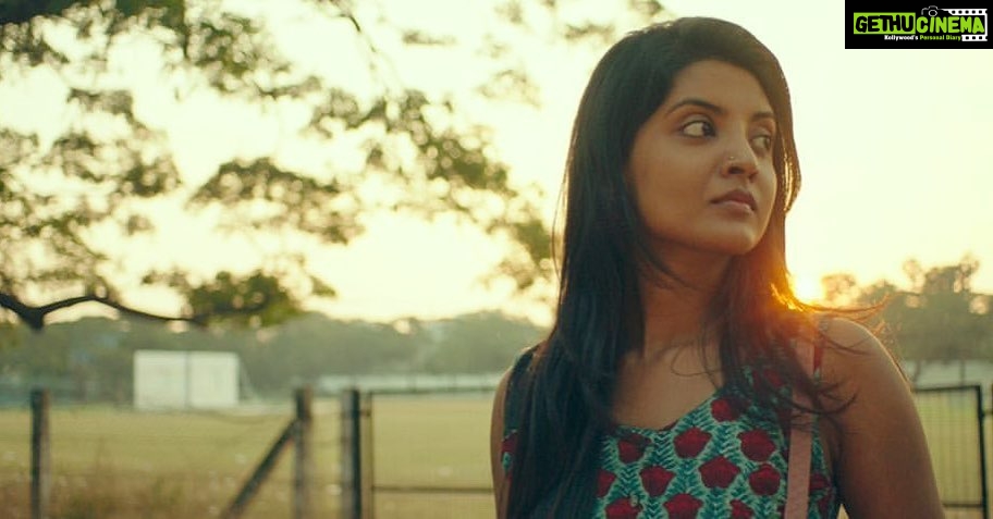 Nivedhithaa Sathish Instagram - Aren’t we all just little animals falling in love and having breakfast beneath billions of stars? Catch #SilluKaruppatti on @netflix_in ❤️ Screen grab from #KaakaKadi - #SilluKaruppatti @halithashameem | @vijaykartikkannan 🍃 #NivedhithaaSathish