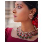 Nivedhithaa Sathish Instagram - காதல் கொஞ்சம் காற்று கொஞ்சம் :)❤️ . . . Jewellery @sukra_jewellery Photography @anitakamaraj Styling @beingroofa Makeup @vishualizemua Hair @sainidhikidambi . . . #JewlleryShoot #templejewellery #NivedhithaaSathish #Sukra #ethnic #Redblouse #Lehenga #MylaporeWall #MylaporeTemple #aesthetics #Maroonlove #indianstyle #Actorslife #photography #indianActor #sillukarupatti