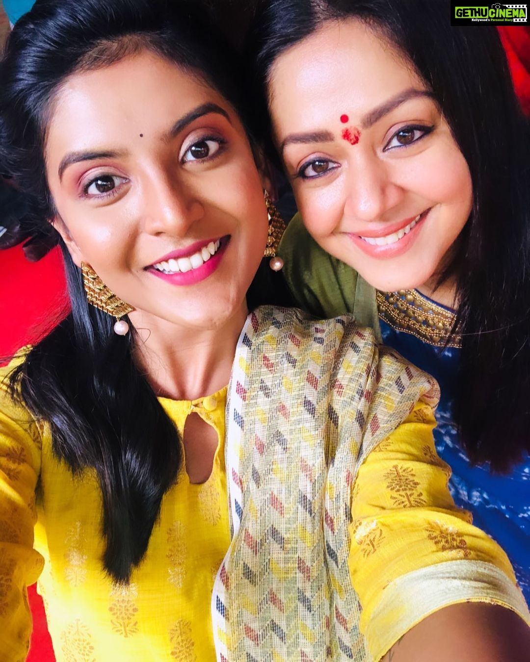 Nivedhithaa Sathish Instagram - Heart so full! ♥️ . . #Suriya #Jyothika #SasiKumar #Soori #Samuthirakani #KalaiArasan #EraSaravanan #Imman #RajsekarPadian #NivedhithaaSathish #TamilCinema #Grateful 💫♥️ . . Makeup - @anushyaa_mua Outfit - @magizham_boutique Jewellery - @kattam.in