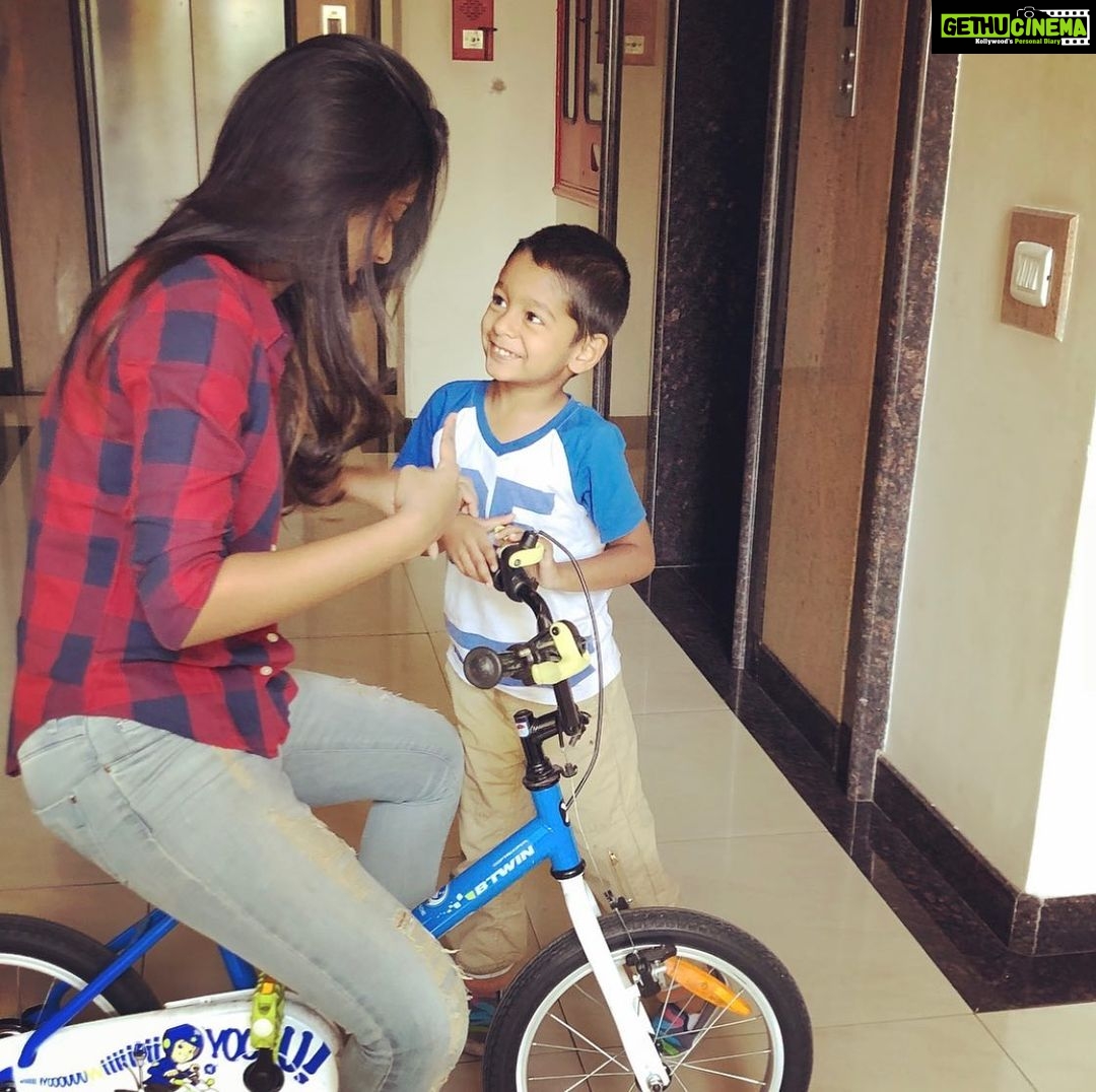 Nivedhithaa Sathish Instagram - In conversation about the brake fixing with my little boss! #HappyChildrensDay #FavoriteThrowback ❤️