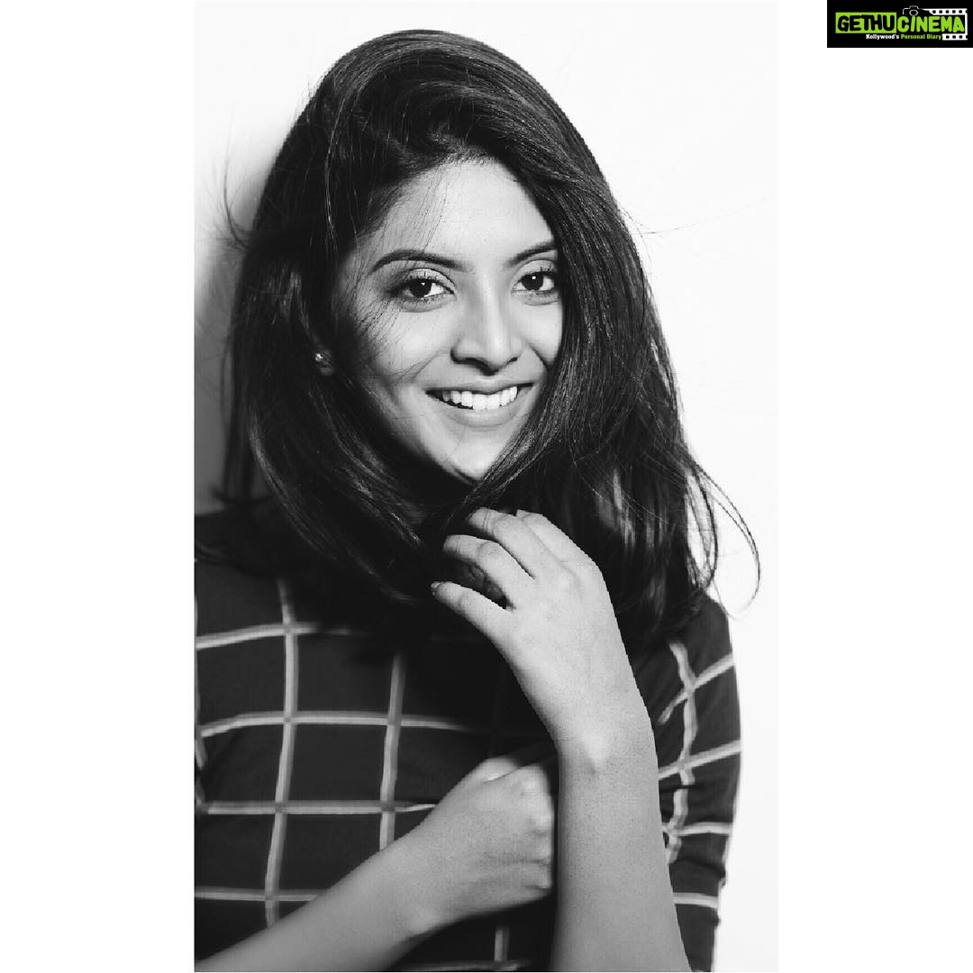 Nivedhithaa Sathish Instagram - Shot by - @rajesh_thanikachalam Stylist - @rincy_shankar Makeup - @anushyaa_mua