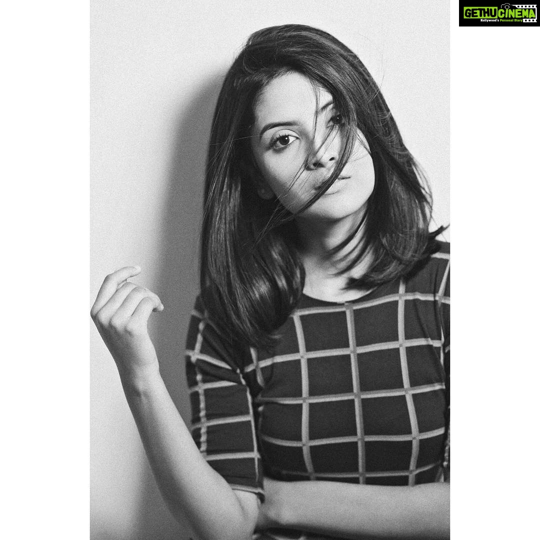 Nivedhithaa Sathish Instagram - The world is yours. Shot by - @rajesh_thanikachalam Stylist - @rincy_shankar Makeup - @anushyaa_mua