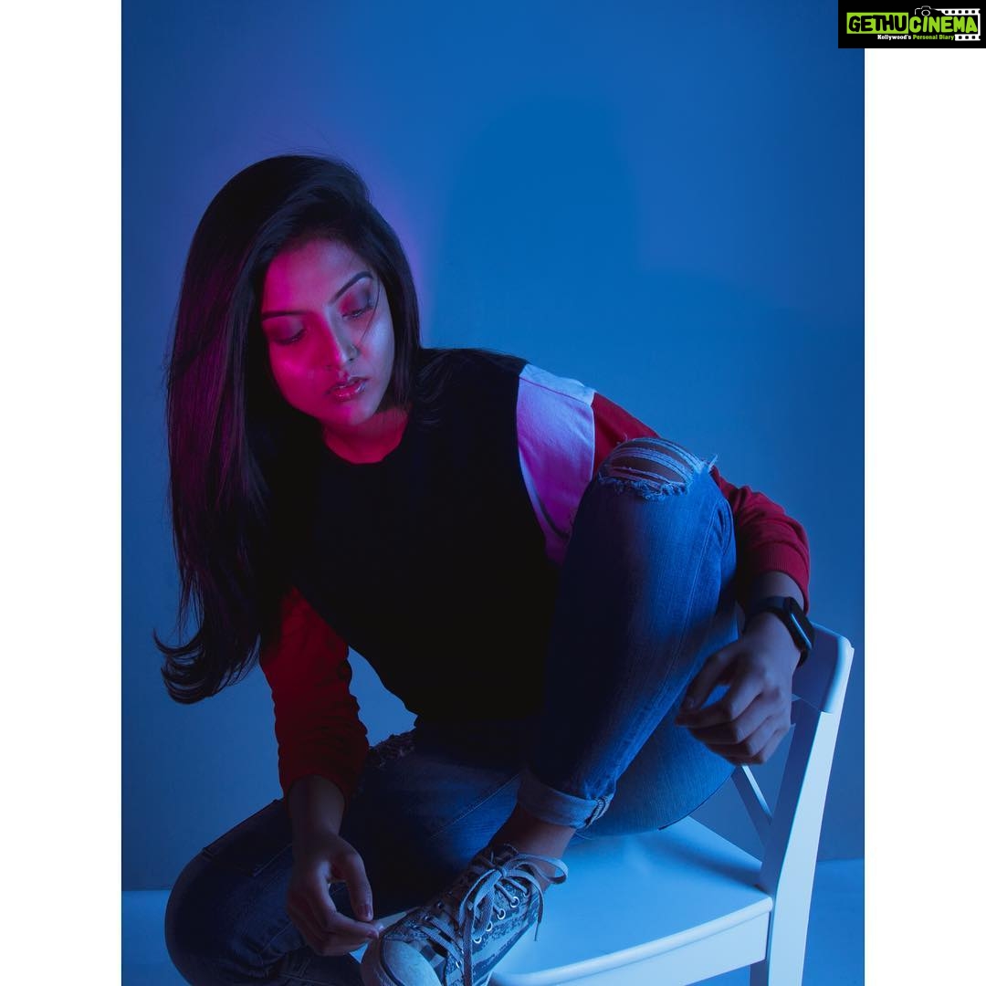 Nivedhithaa Sathish Instagram - Brilliance behind the camera - @ddharan96 🧢❤️ #blues #corluz Unique Very Indian