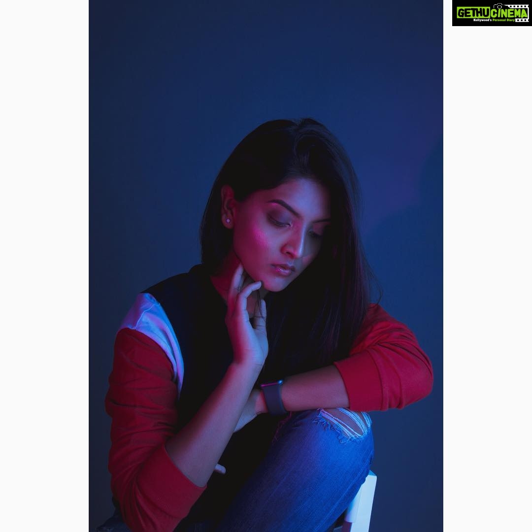 Nivedhithaa Sathish Instagram - Brilliance behind the camera - @ddharan96 🧢❤️ #blues #corluz Unique Very Indian