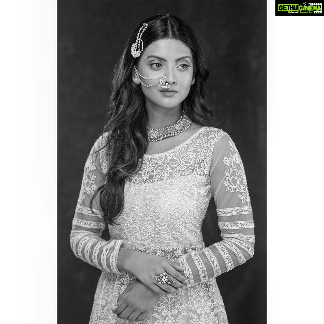 Nivedhithaa Sathish Instagram - Love for monochrome! Shot by - @ganesh_toasty Mua - @viji_sharath Jewellery - @mspinkpantherjewel