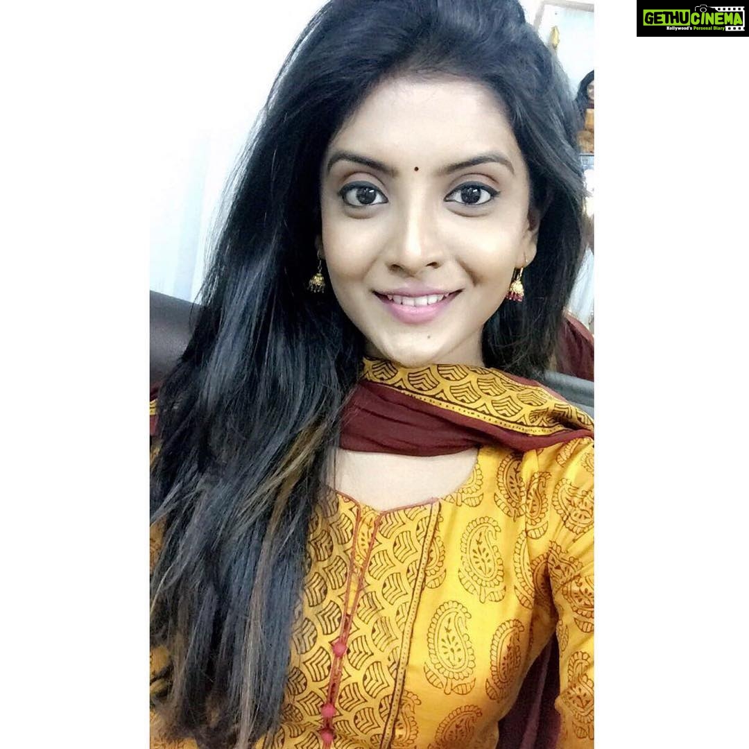 Nivedhithaa Sathish Instagram - One of those rare selfie day! 💛 #HelloMovie