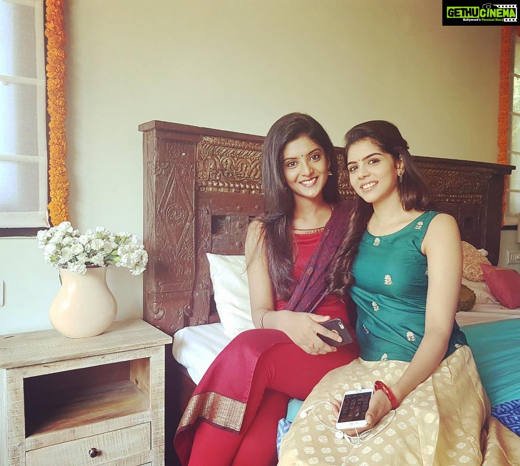 Nivedhithaa Sathish Instagram - Here’s Priya and Kavitha for you saying Hello! #HelloSets #Hello #Throwback #Shootdays #kalyanipriyadarshan #akhilakkineni Thank you all for the overwhelming response! 🤗❤️ @kalyanipriyadarshan