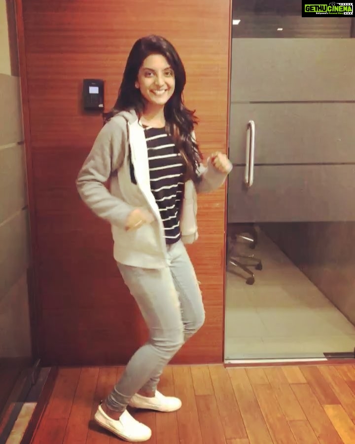 Nivedhithaa Sathish Instagram - 🤘🏻💃🏻