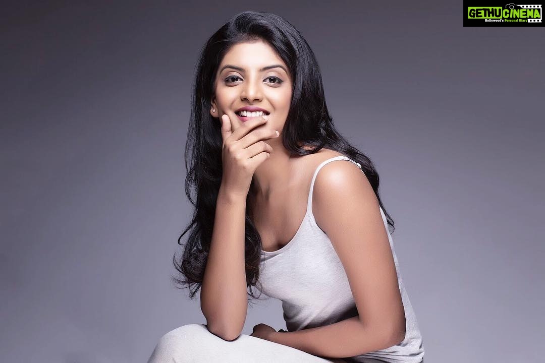 Nivedhithaa Sathish Instagram - It’s about the spiritual experience of living every minute with love, grace and gratitude, After all choose Happiness :)