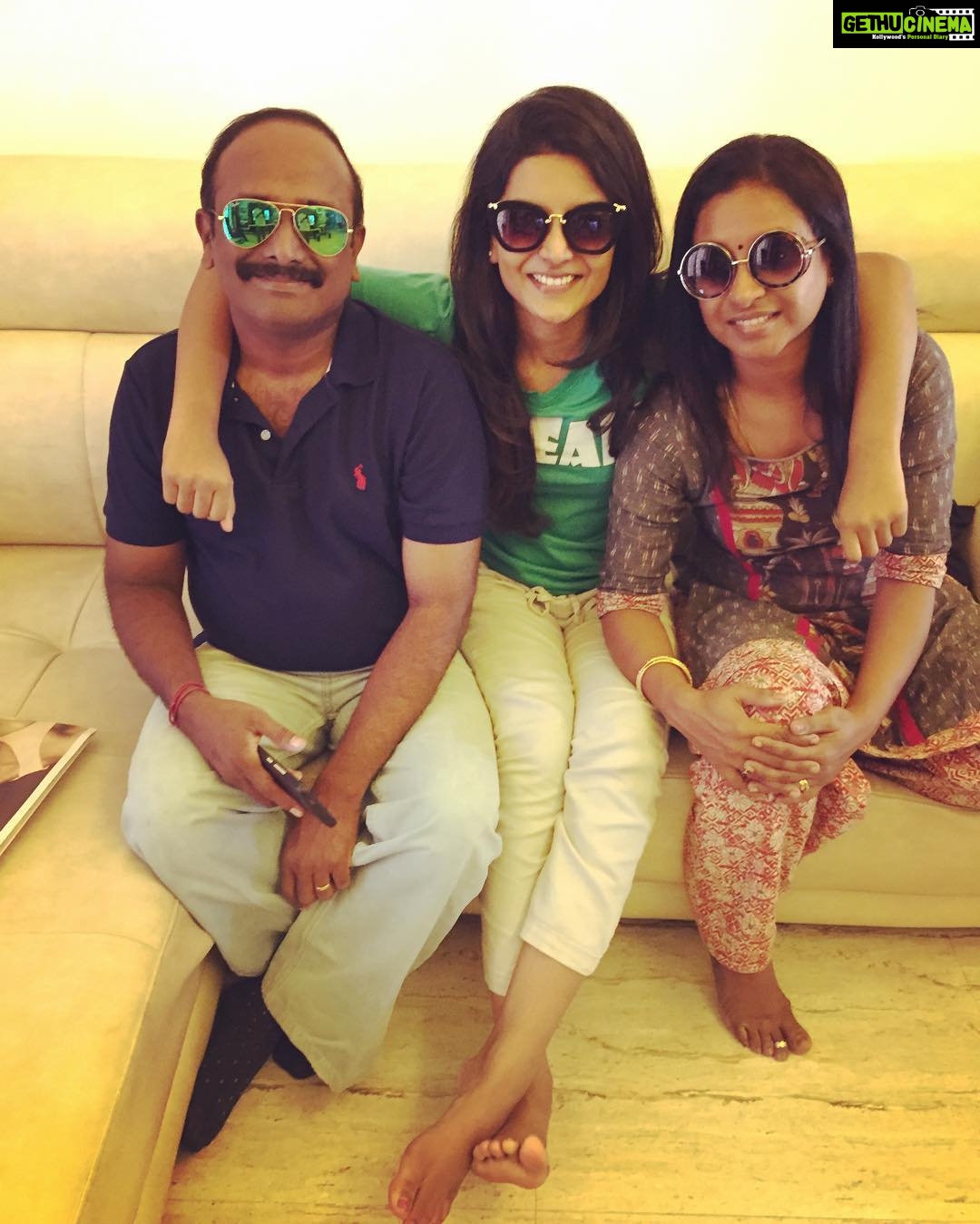 Nivedhithaa Sathish Instagram - Results of 20 years of marriage life is the gorgeous lady sitting In between 💁🏻 Happy 20th Wedding Anniversary to the producers of my life! I love you guys 😘😘 Cheers to the best parents in the universe and for putting up with me since 98' 😌#Happiest20 #ForeverHappiness #tomorehappierdays Mwaaaaaah 😘