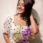 Nivedhithaa Sathish Instagram – Little miss sunshine ☺️☀️

Shot by – @ranjiramesh 
Makeup by – @ranjiramesh 
Thank you @shraddhaiyerr 🤍
Location – @eatalica Eatalica
