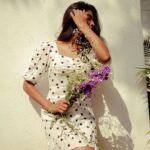 Nivedhithaa Sathish Instagram – Little miss sunshine ☺️☀️

Shot by – @ranjiramesh 
Makeup by – @ranjiramesh 
Thank you @shraddhaiyerr 🤍
Location – @eatalica Eatalica