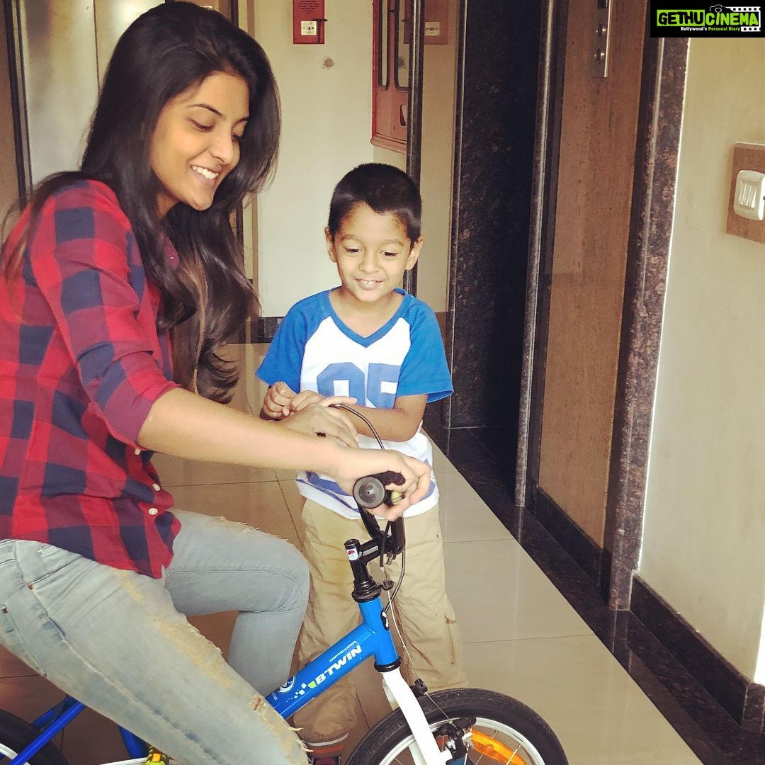 Nivedhithaa Sathish Instagram - In conversation about the brake fixing with the little boss! #AsfarBaby #fav ❤️