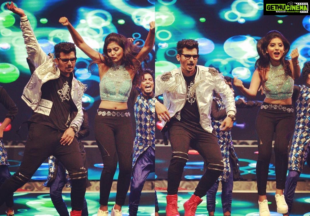 Nivedhithaa Sathish Instagram - Nothing like being on stage! With the best @actorjiiva 🔥
