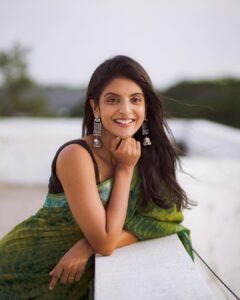 Nivedhithaa Sathish Instagram - Gloomy skies & breezy smiles. 🌧😌

Shot by - @madras_ponnu