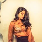 Nivedhithaa Sathish Instagram - Caught a vibe. 🦑🎞 Shot by - @ranjiramesh Makeup by - @ranjiramesh Thank you, @shraddhaiyerr 🤍 Location - @eatalica Eatalica