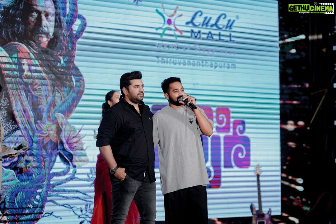 Nivin Pauly Instagram - Team Mahaveeryar at Thiruvananthapuram! 🥰❤️❤️❤️ #Mahaveeryar, releasing worldwide on July 21. 🔮📿 👮🏽♀️ 👑⚖️ @lulumalltvm @asifali @shanvisri #Abridsbine #PSShamnas #LuluMallTVM Lulu Mall Trivandrum