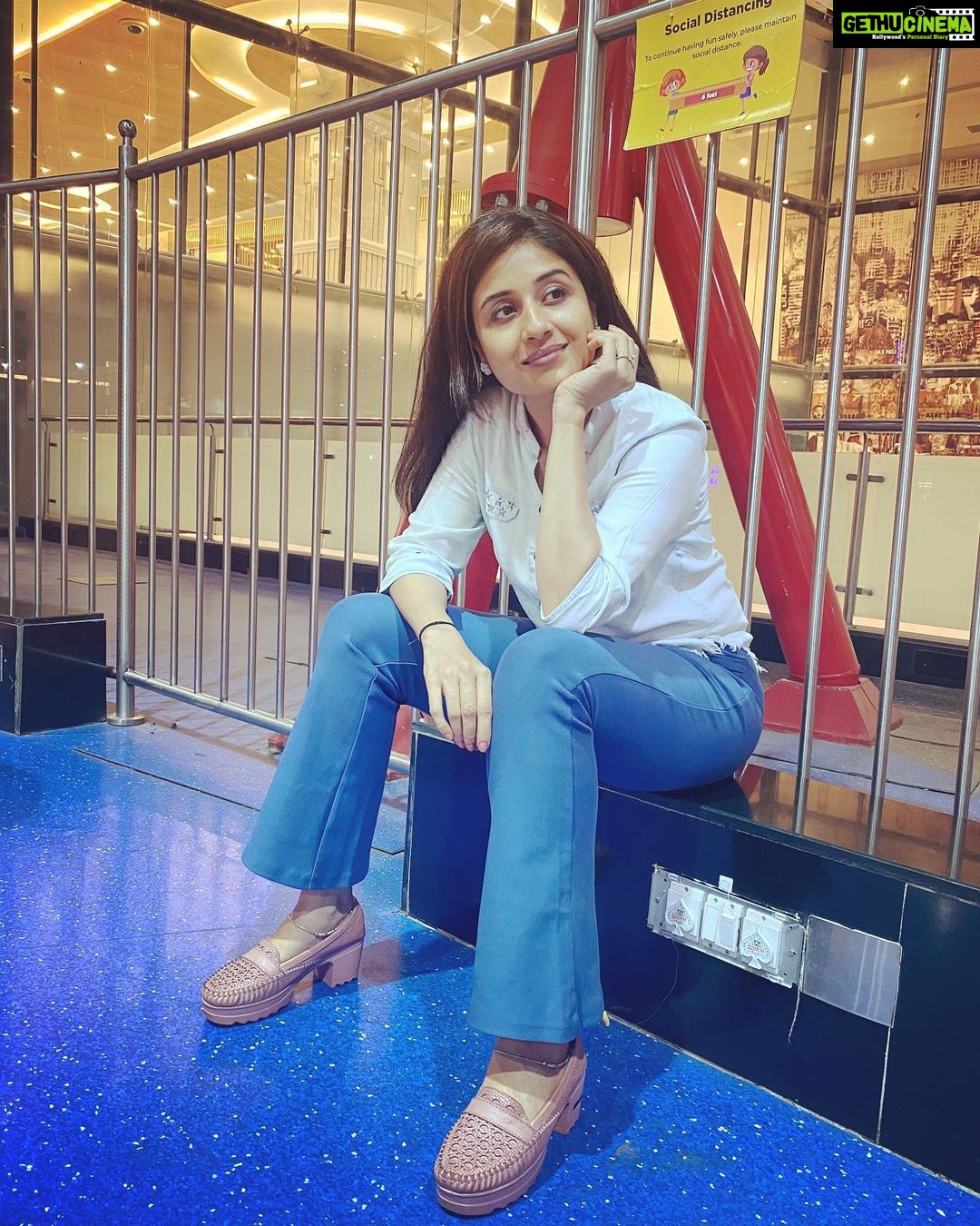Paridhi Sharma Instagram - Make it simple but significant. #eveningthought #instapic #thinkingmodeon