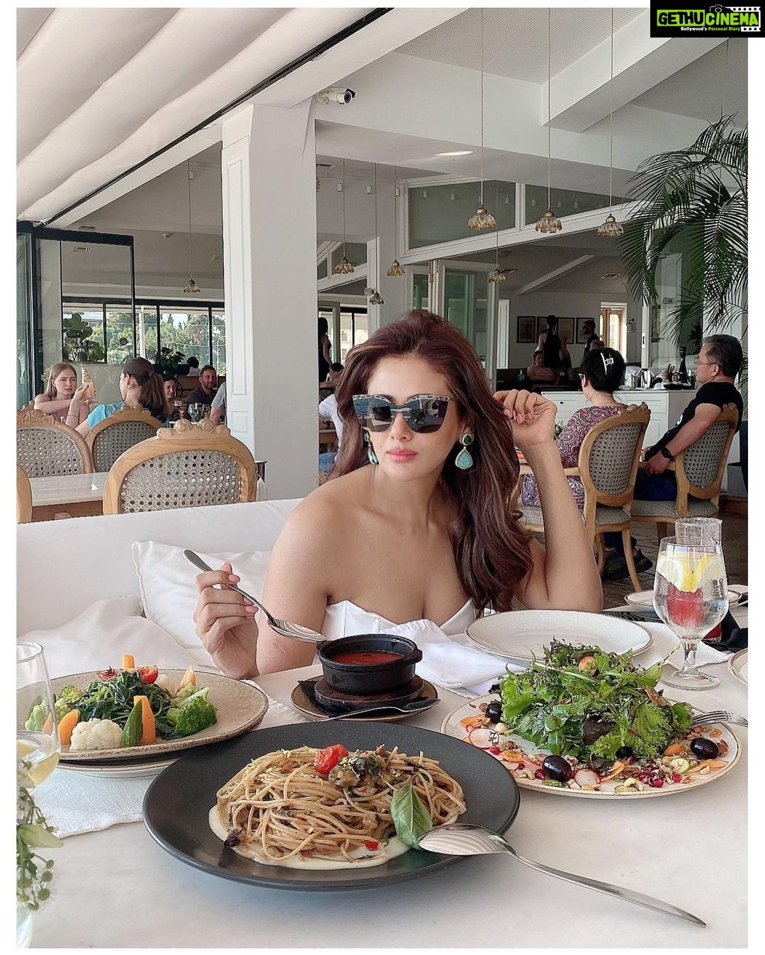 Parul Yadav Instagram - The sun, the sea and the starπππ channeling my inner Hedy Lamar!! #HelloSunday #SundayStyle #SundayStyleEdit #SundayStyleVibe #SelfieDump #SelfieMood #SelfieMode #TravelOOTD #TravelStyles #WhiteAndBlue #ByTheSeaSide #YummyFoods #YummyForMyTummy #Athens #AthensVibe #AthensGreece #GreeceTravel #LoveGreece #GreeceLife #PYStyleFile #HedyLamarr Athens, Greece