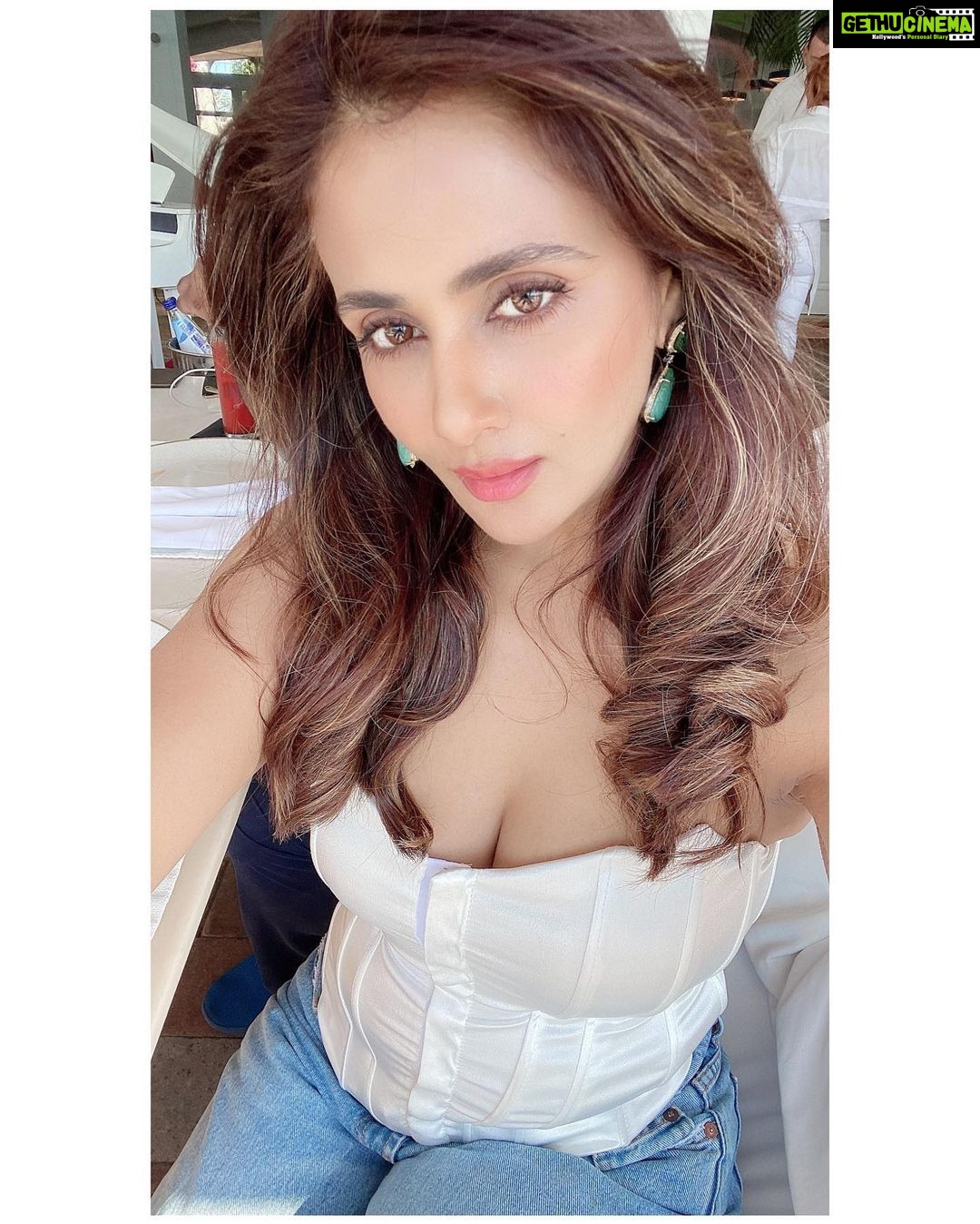 Parul Yadav Instagram - The sun, the sea and the starπππ channeling my inner Hedy Lamar!! #HelloSunday #SundayStyle #SundayStyleEdit #SundayStyleVibe #SelfieDump #SelfieMood #SelfieMode #TravelOOTD #TravelStyles #WhiteAndBlue #ByTheSeaSide #YummyFoods #YummyForMyTummy #Athens #AthensVibe #AthensGreece #GreeceTravel #LoveGreece #GreeceLife #PYStyleFile #HedyLamarr Athens, Greece