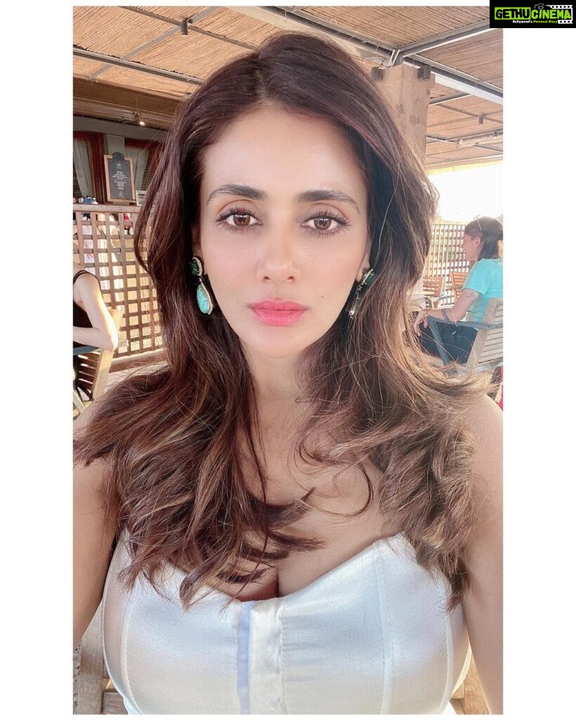 Parul Yadav Instagram - The sun, the sea and the star😜😜😜 channeling my inner Hedy Lamar!! #HelloSunday #SundayStyle #SundayStyleEdit #SundayStyleVibe #SelfieDump #SelfieMood #SelfieMode #TravelOOTD #TravelStyles #WhiteAndBlue #ByTheSeaSide #YummyFoods #YummyForMyTummy #Athens #AthensVibe #AthensGreece #GreeceTravel #LoveGreece #GreeceLife #PYStyleFile #HedyLamarr Athens, Greece