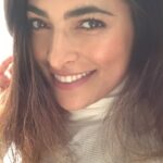 Parvathy Omanakuttan Instagram - Finally made a make up reel 😬 Hats off to those that do this for a living 😅😅😅. Foundation (my all time favourite) @chanelofficial Les Beiges & Vitalumiere shade 50 @lovecolorbar burnt pink lip liner @benefitcosmetics roller liner in brown, they’re real mascara & gimme brow eyebrow definer @live tinted True and Origin for eyes, cheeks and lips. #acne #skincare #beauty #skin #skincareroutine #acnetreatment #acceptyourself #glowingskin #flaws #healthyskin #cosmetics #selfcare #pimples #acnescars #makeup #clearskin #natural #naturalskincare #makeup #beyourself #smile