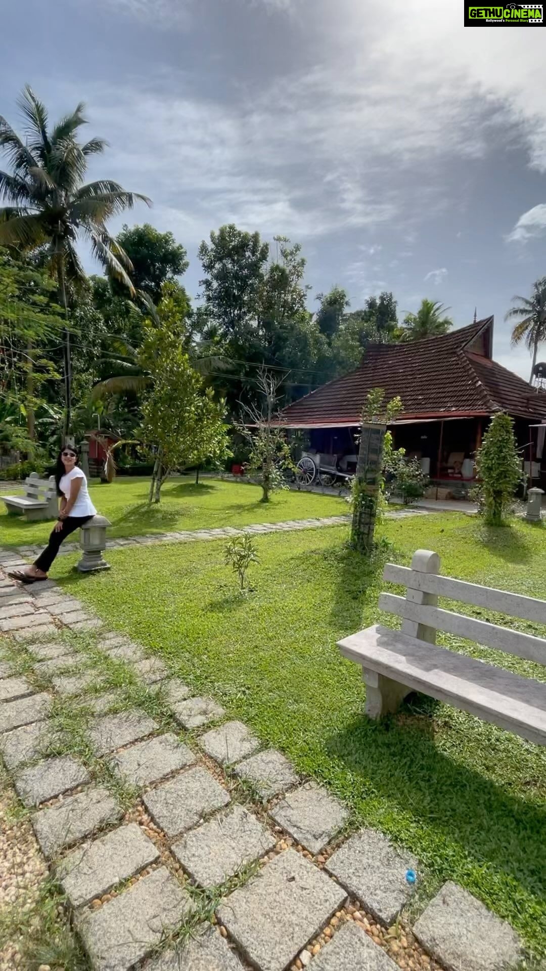 Pavithra Lakshmi Instagram - @vistarooms truly spoilt me with an over-the-top holiday experience at La Riva! We received the warmest welcome from the most hospitable staff at the villa. As the day progressed, we were served the most relishing meals. #StayVista #ScriptYourStay #LaRiva Video courtesy @abhishek_musicista bro🤗