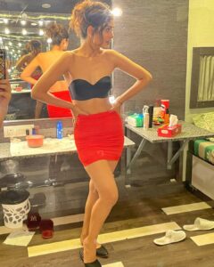 Payal Rajput Instagram - Chaos in my Vanity 🚎 
#nightshoots 🎬