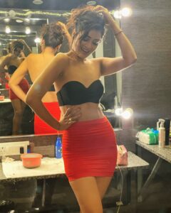 Payal Rajput Instagram - Chaos in my Vanity 🚎 #nightshoots 🎬 Ramoji Film City