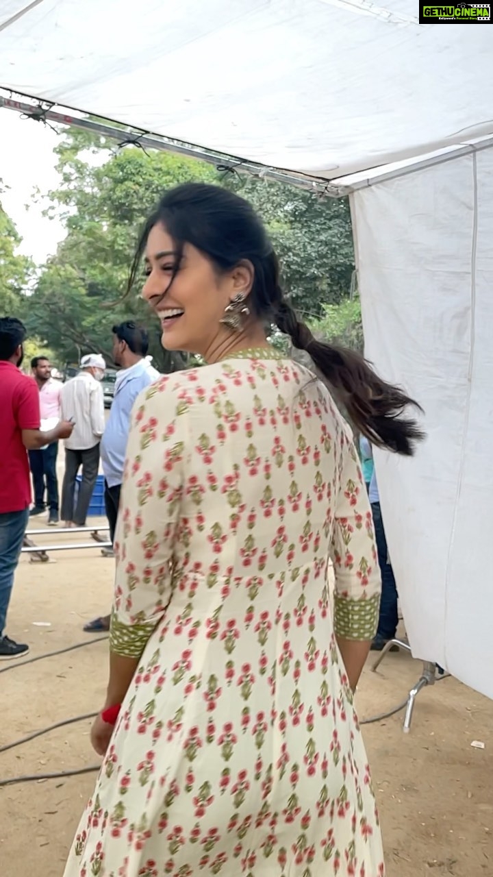 Payal Rajput Instagram - Behind the scenes...π¬ βββββββββββ- Last day on the sets of upcoming telugu movie βTMKβ Tees maar khan π¬ ββββββββββ- Hairdo @hairmakeupbypriyanka Mua @mua_sriman Assisted by @skrajavarma