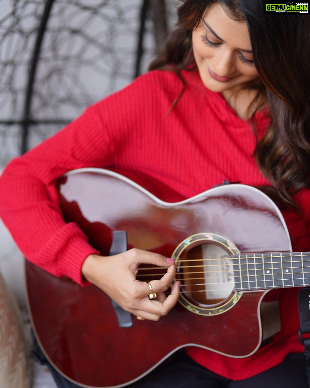 Payal Rajput Instagram - Just for a pose ,don’t know how to play guitar 🎸😔🤪 P.c @mr_may_photography