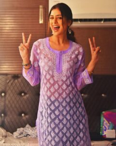 Payal Rajput Instagram - Shhhhh 😝.. waiting for my shot 🎬
And that’s indeed true Actors are paid to wait . We do the acting for free 🎭 
—————————
Wearing @indian.attires 💜