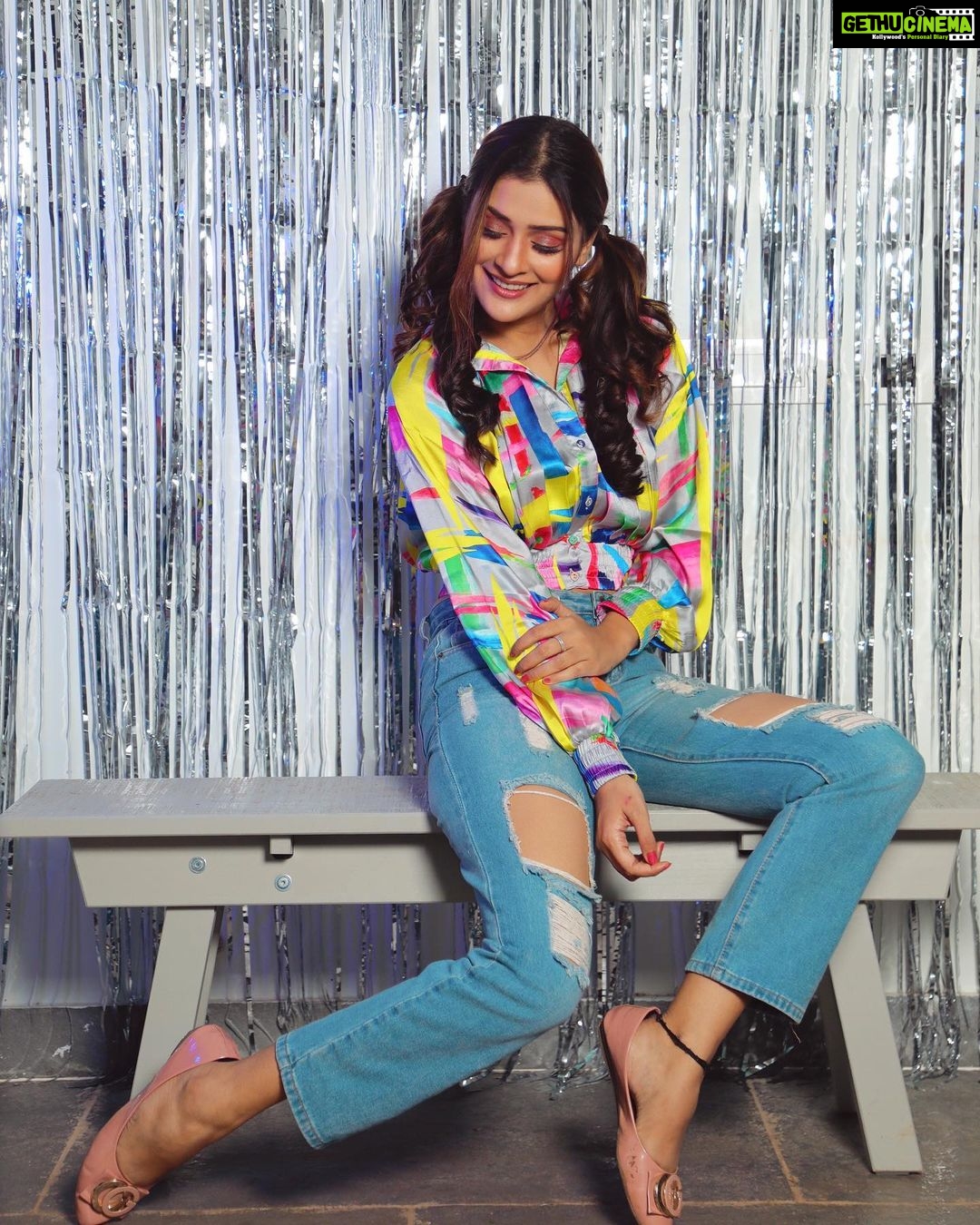 Payal Rajput Instagram - I prefer living in colours 🌸 . Lensed @vclicksphactoryofficial 📸 🙎🏼♀️ @vimalareddymakeovers 💄 @makeupbyshruthipatil Wearing @meeamifashion 💙