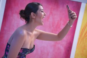 Payal Rajput Instagram - A lil dose of madness ,can lead to extraordinary things .... 😁
#crazy #me 😚
📸 @ashishsom @manassompura 
Hair do @vicharemeghna 
Mua @ya.nikam