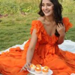 Payal Rajput Instagram - “When you look at a cupcake, you've got to smile." 😃 🧁 ——————————————- Lensed @vclicksphactoryofficial Wearing @prpret.official Mua @makeupbyshruthipatil Hairdo @vimalareddymakeovers Cupcakes @divyne_bites _____________________