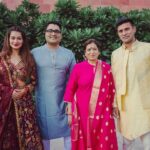 Payal Rohatgi Instagram - Family portraits #1 ❤️🔥 #wedding #love #family Jaypee Palace Agra