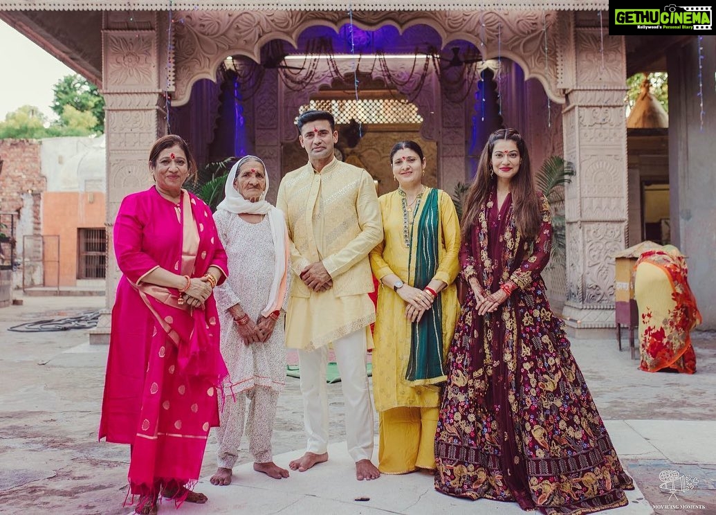 Payal Rohatgi Instagram - Family portraits #1 ❤️🔥 #wedding #love #family Jaypee Palace Agra