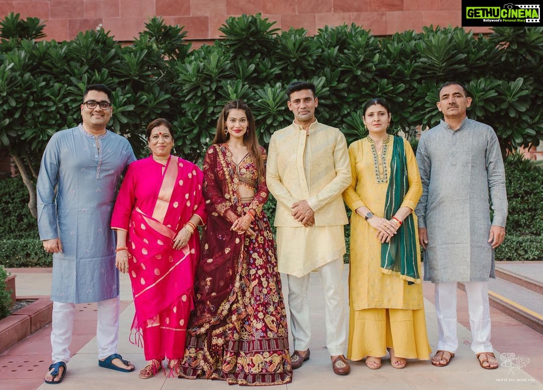 Payal Rohatgi Instagram - Family portraits #1 ❤️🔥 #wedding #love #family Jaypee Palace Agra