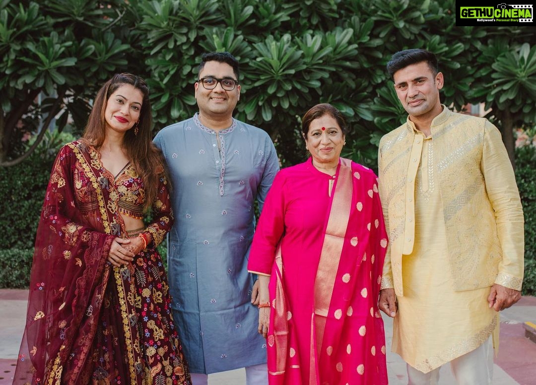 Payal Rohatgi Instagram - Family portraits #1 ❤️🔥 #wedding #love #family Jaypee Palace Agra