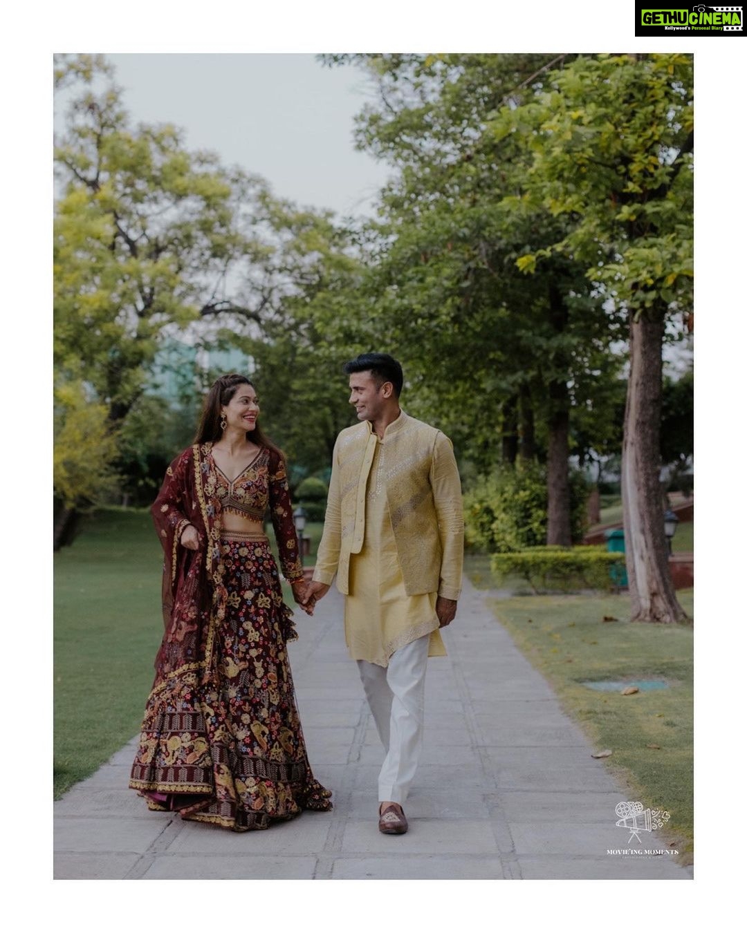Payal Rohatgi Instagram - Beginning of this beautiful journey of our life!! Need all your blessings & wishes❤️🤗 📸- @movieingmoments Outfits: @studybyjanak @jaypeehotels @anchalvermamua ✈️ @mvtsindia #payalkesangram #sangrampayalwedding #wedding #sangramsingh #payalrohatgi Jaypee Place Agra