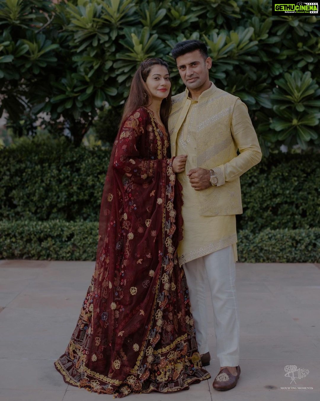Payal Rohatgi Instagram - Beginning of this beautiful journey of our life!! Need all your blessings & wishes❤️🤗 📸- @movieingmoments Outfits: @studybyjanak @jaypeehotels @anchalvermamua ✈️ @mvtsindia #payalkesangram #sangrampayalwedding #wedding #sangramsingh #payalrohatgi Jaypee Place Agra