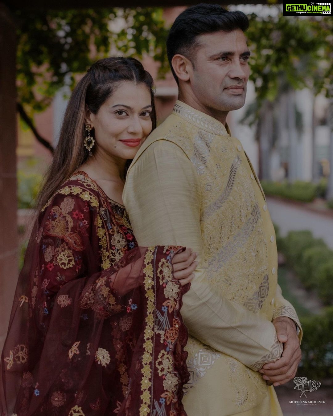 Payal Rohatgi Instagram - Beginning of this beautiful journey of our life!! Need all your blessings & wishes❤️🤗 📸- @movieingmoments Outfits: @studybyjanak @jaypeehotels @anchalvermamua ✈️ @mvtsindia #payalkesangram #sangrampayalwedding #wedding #sangramsingh #payalrohatgi Jaypee Place Agra